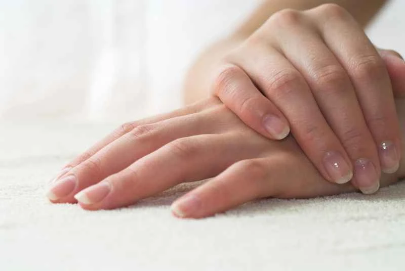 What are the symptoms of nail psoriasis?