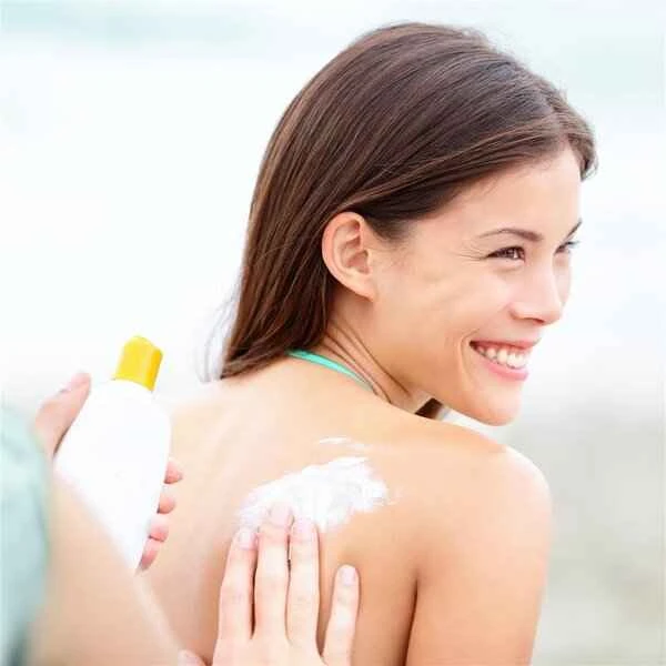 What's the difference between a makeup base and sunscreen, and which one should be used first?
