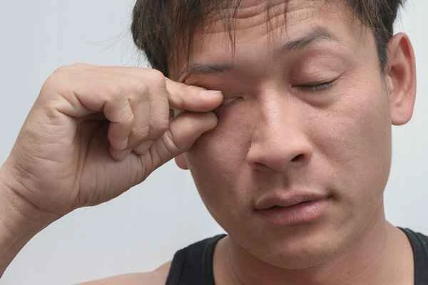 Tight and stinging skin around the eyes