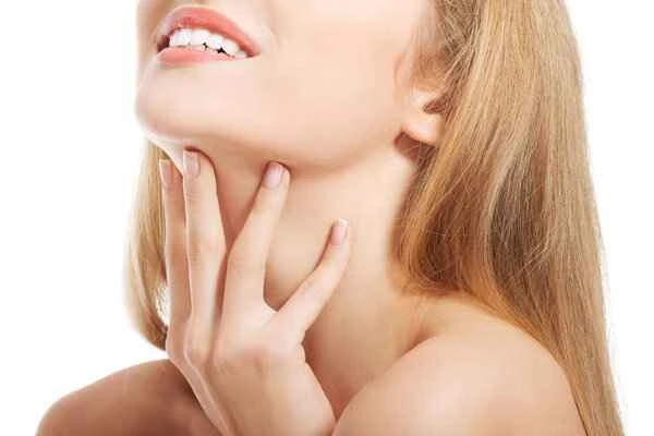 What causes spots on the neck?