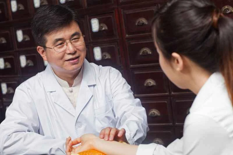 How can urticaria be cured completely?