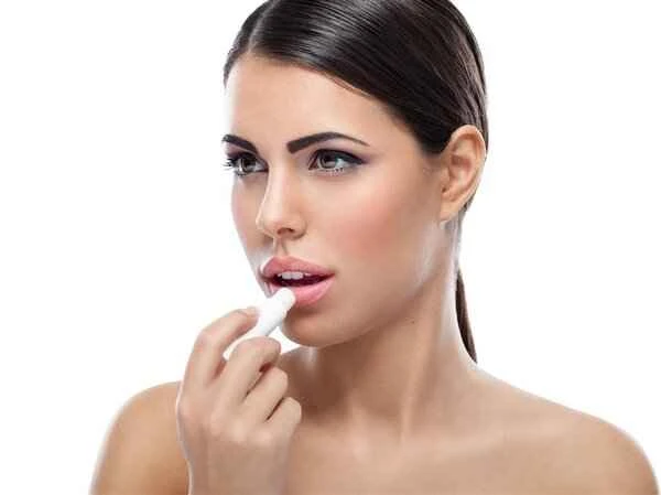 Is peeling skin in the middle of the upper lip a sign of cheilitis?