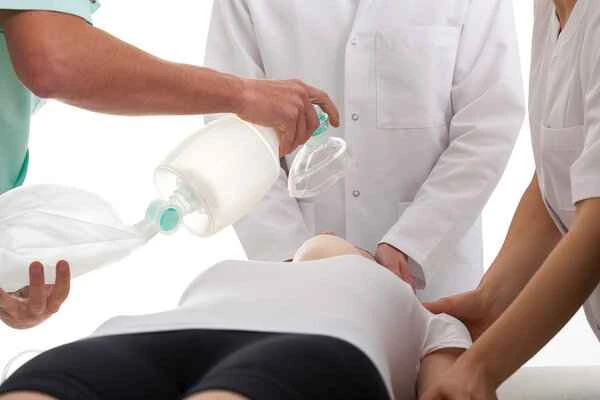 Should I go to the emergency room for acute urticaria?