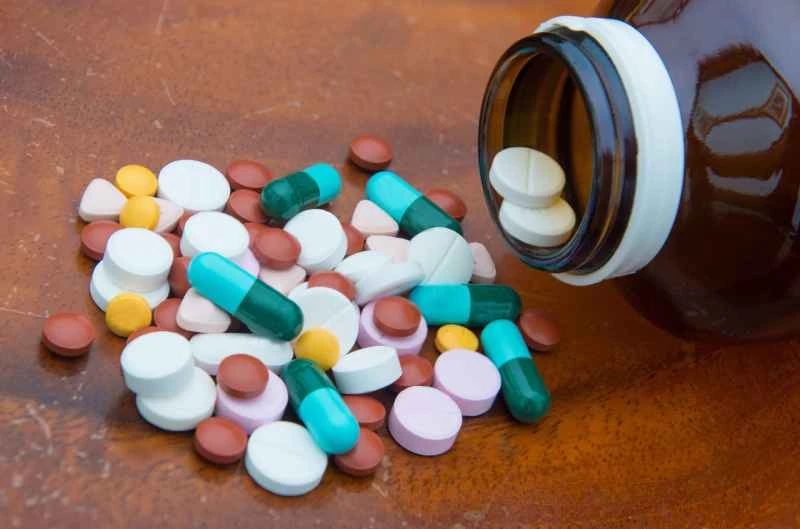 What medications are used to treat urticaria and how much do they cost?